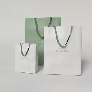 Bílá dárková papírová taška na princeznu a loutky s vlastním designem
